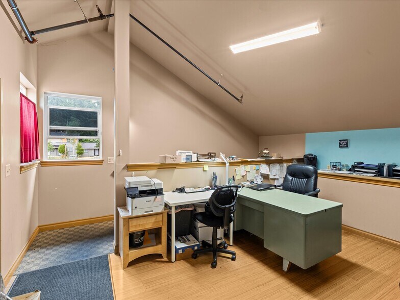 More Photos Of 14417 124th Ave NE, Kirkland Bar For Sale