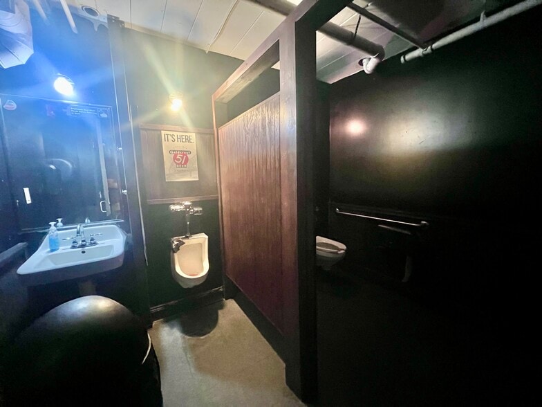 More Photos Of 95 S Main St, Memphis Storefront Retail Office For Lease