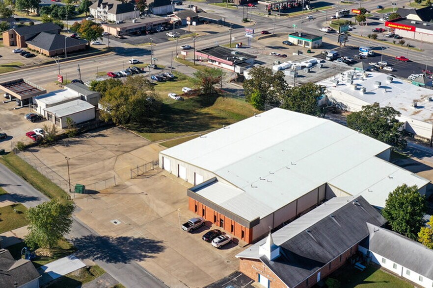 More Photos Of 710 S Adams St, Sapulpa Distribution For Sale