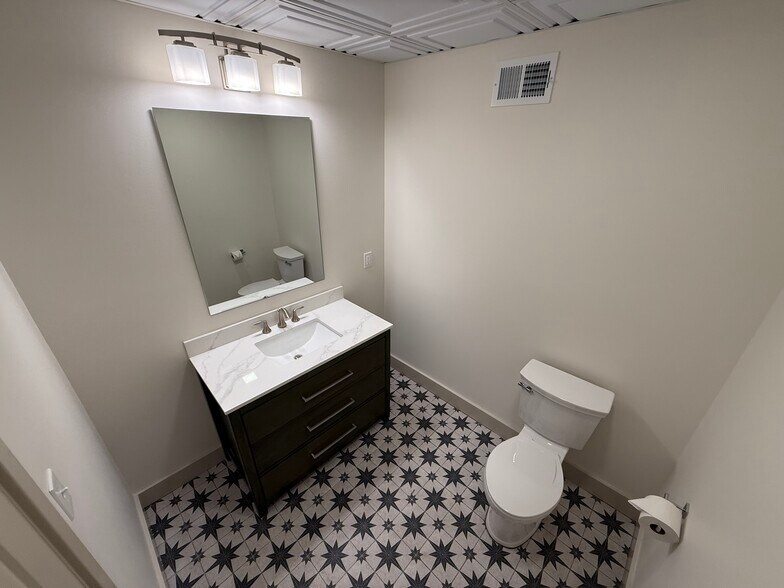 More Photos Of 1792 Woodstock Rd, Roswell Office For Lease