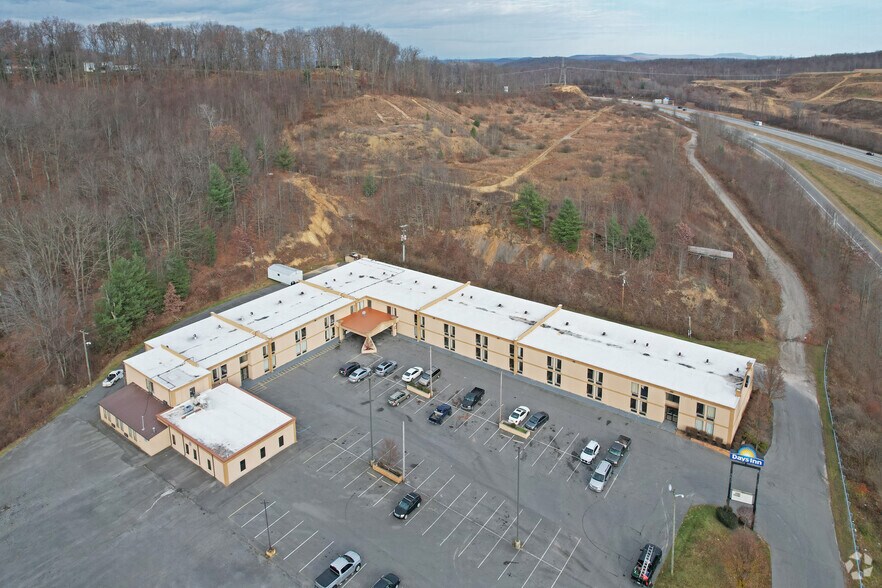 More Photos Of 127 Ontario Dr, Mount Hope Hotel For Sale