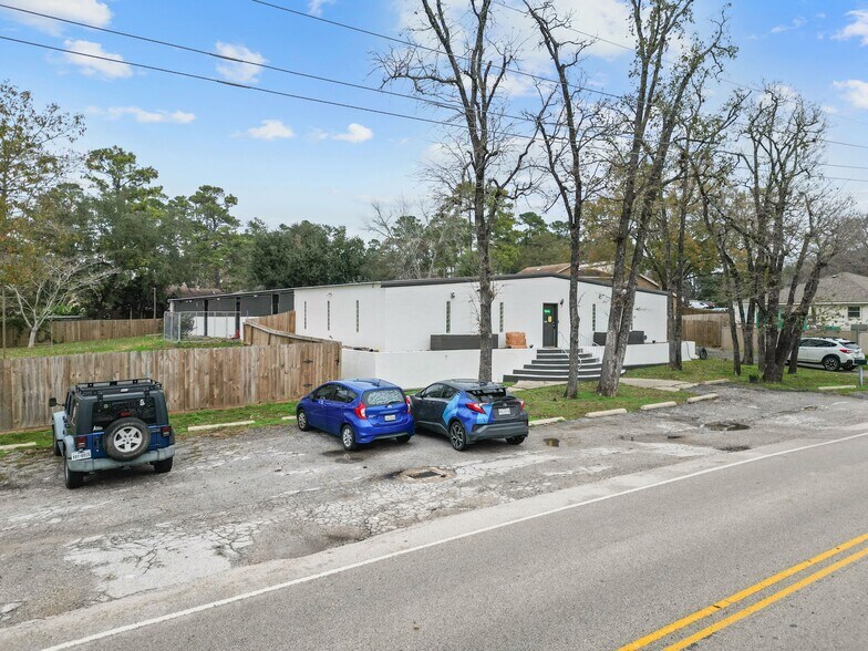More Photos Of 119 Old River Rd, Montgomery Veterinarian Kennel For Sale