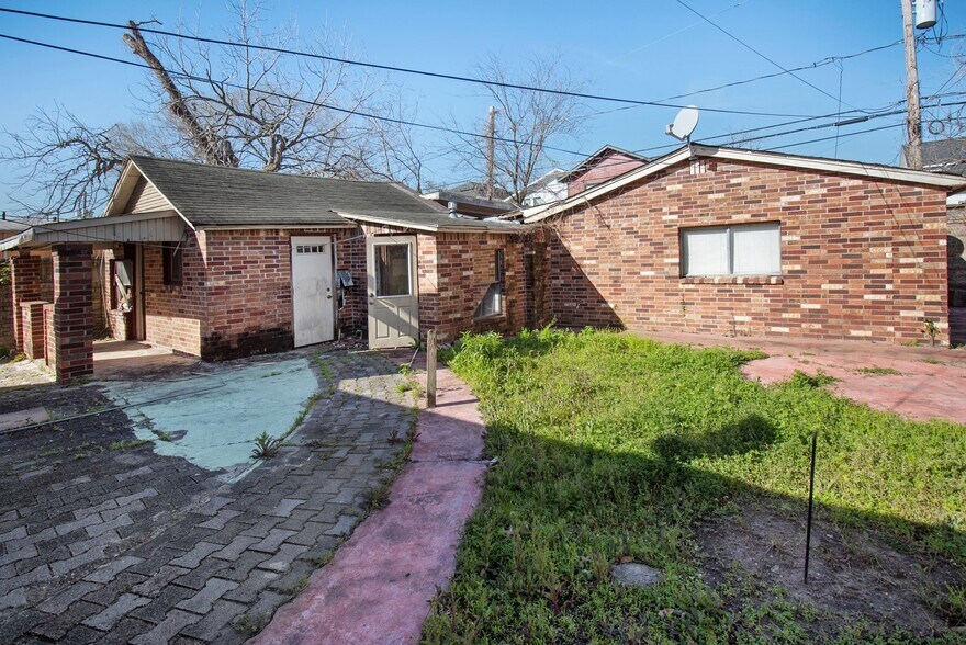 More Photos Of 1333-1335 Yale St, Houston General Retail For Sale