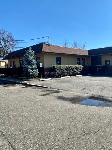 More Photos Of 31 DiCarolis Ct, Hackensack Warehouse For Lease