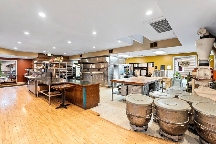 More Photos Of 802 George St, De Pere Freestanding For Sale