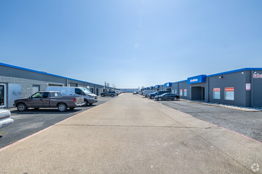 More Photos Of 3201-3207 E Pioneer Pky, Arlington Light Distribution For Lease