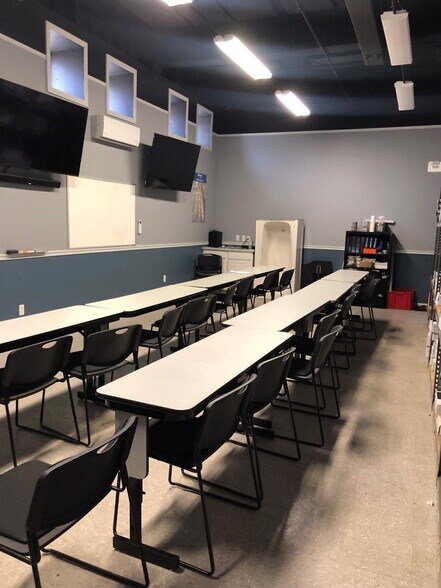 More Photos Of 176 Hartford Rd, Manchester Warehouse For Lease