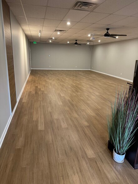 More Photos Of 111-119 E Goldsborough St, Crown Point Storefront For Lease