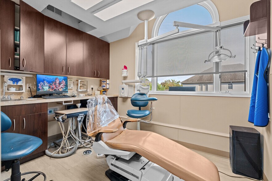 More Photos Of 4546 Hylan Blvd, Staten Island Medical For Sale