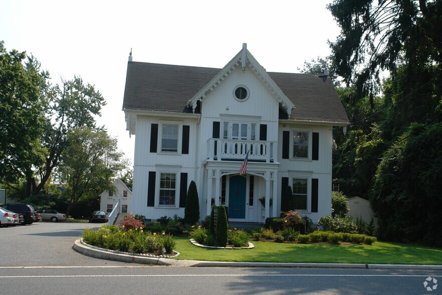Primary Photo Of 535 Sycamore Ave, Shrewsbury Medical For Sale