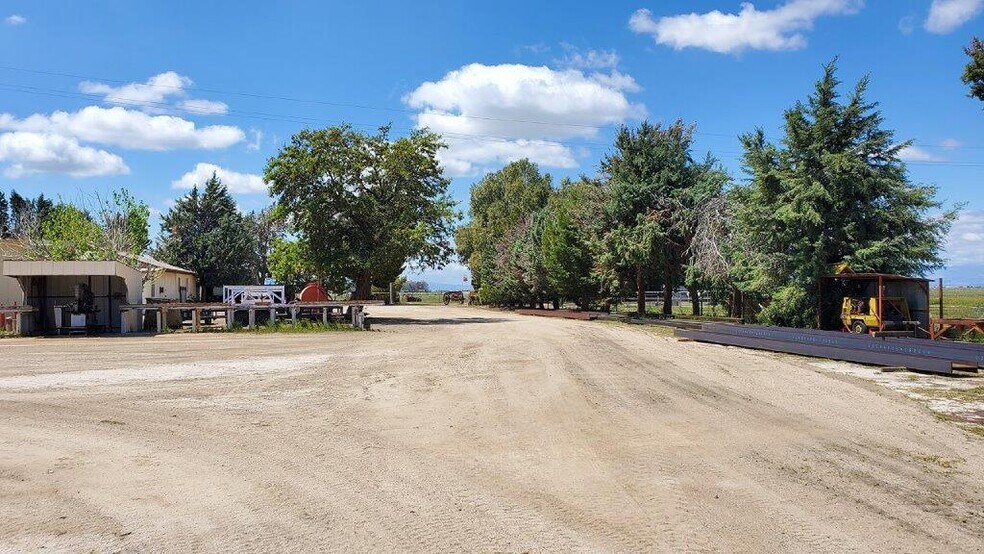 More Photos Of 41614 102nd St E, Palmdale Industrial For Lease