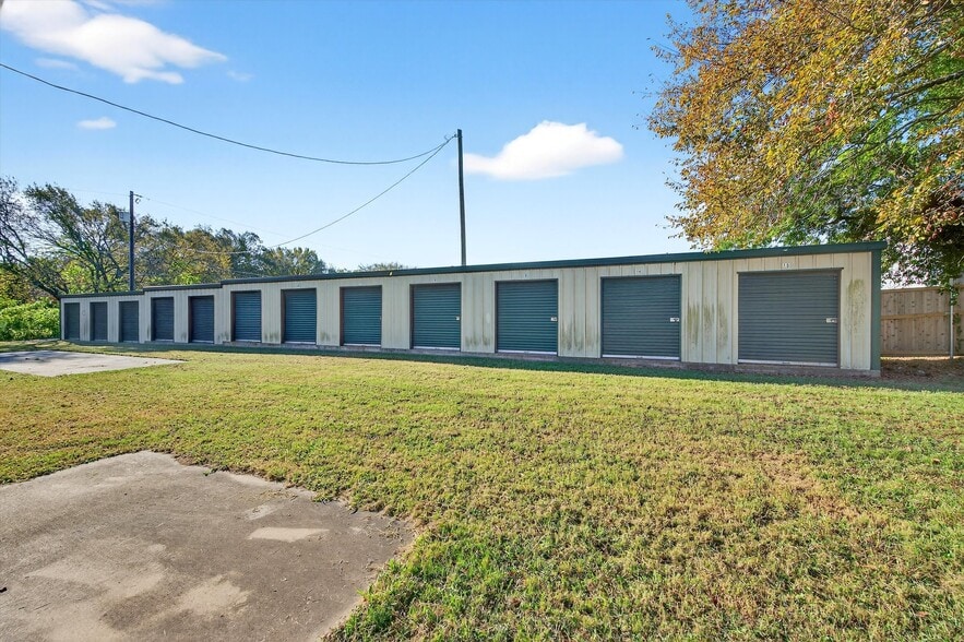 More Photos Of 104 S Commercial St, Bells Self Storage For Sale