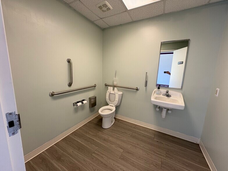 More Photos Of 284 Rocky Creek Rd, Greenville Storefront For Lease