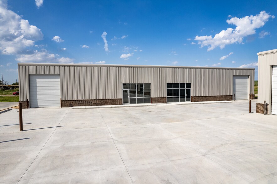 More Photos Of K-96 and Hoover, Wichita Flex For Lease