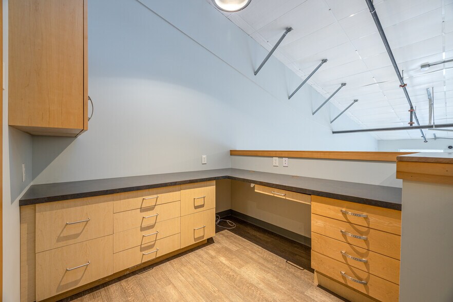 More Photos Of 909 Squalicum Way, Bellingham Flex For Sale