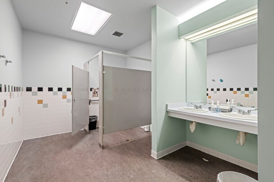 More Photos Of 413 S Arthur Ave, Louisville Flex For Sale