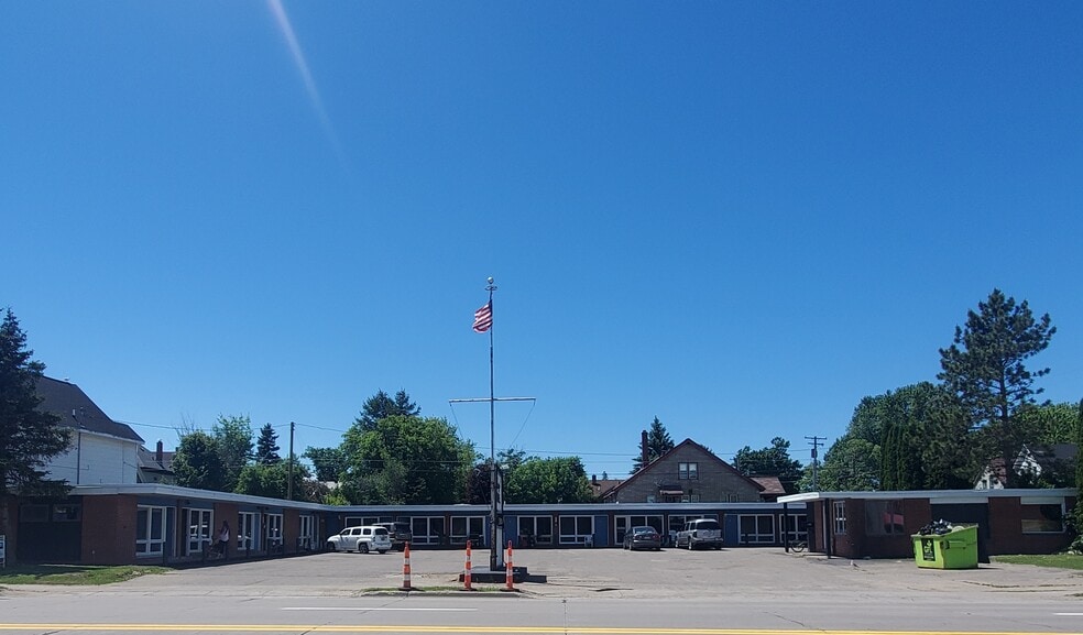 Primary Photo Of 1800 Ashmun St, Sault Sainte Marie Hotel For Sale