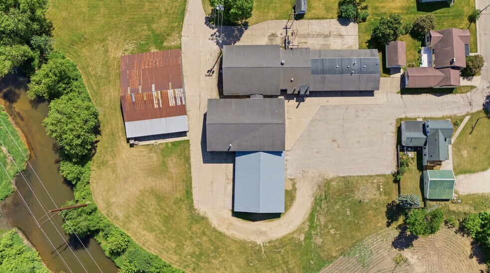 More Photos Of 520 W Broadway St, Blair Warehouse For Sale