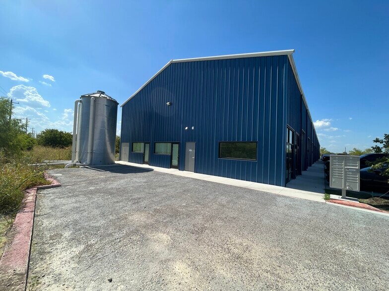 More Photos Of 1705 Robert S Light Blvd, Buda Showroom For Lease