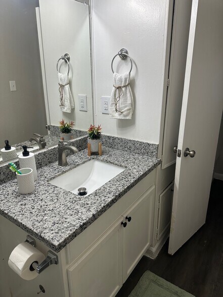 More Photos Of 1101 E Main St, League City Apartments For Sale