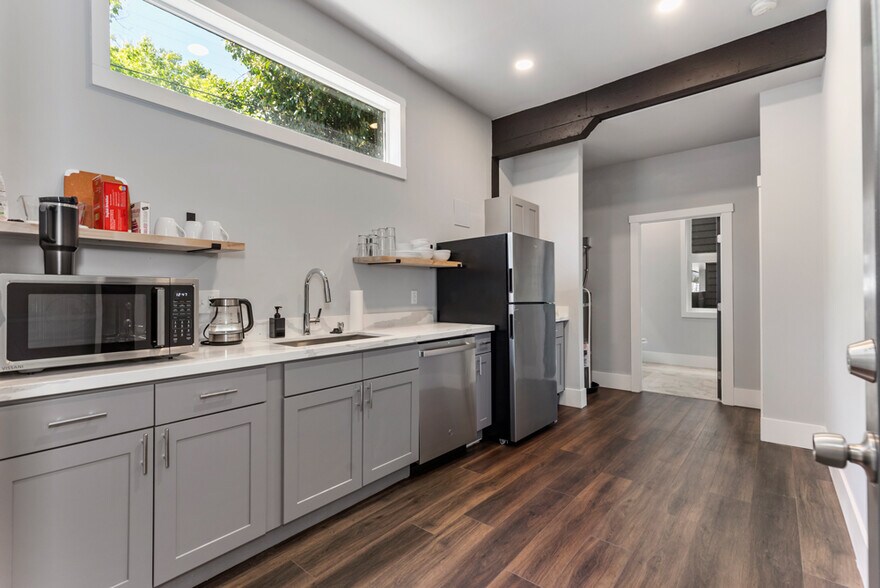 More Photos Of 1607 Dexter Ave N, Seattle Office For Lease