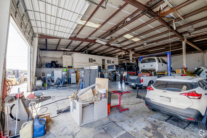 More Photos Of 1315 E Gibson Ln, Phoenix Warehouse For Lease