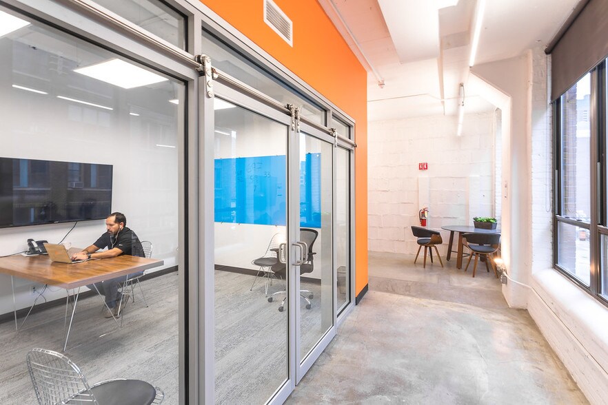 More Photos Of 55 Monument Cir, Indianapolis Office For Lease