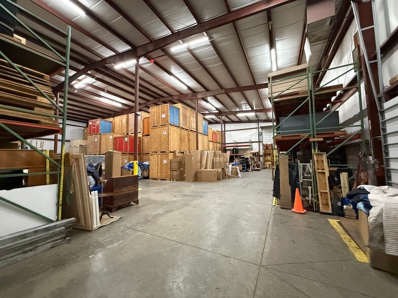 More Photos Of 5699 Maelou Dr, Hamburg Warehouse For Lease