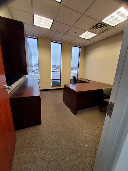 More Photos Of 7700 W 79th St, Bridgeview Self Storage For Lease