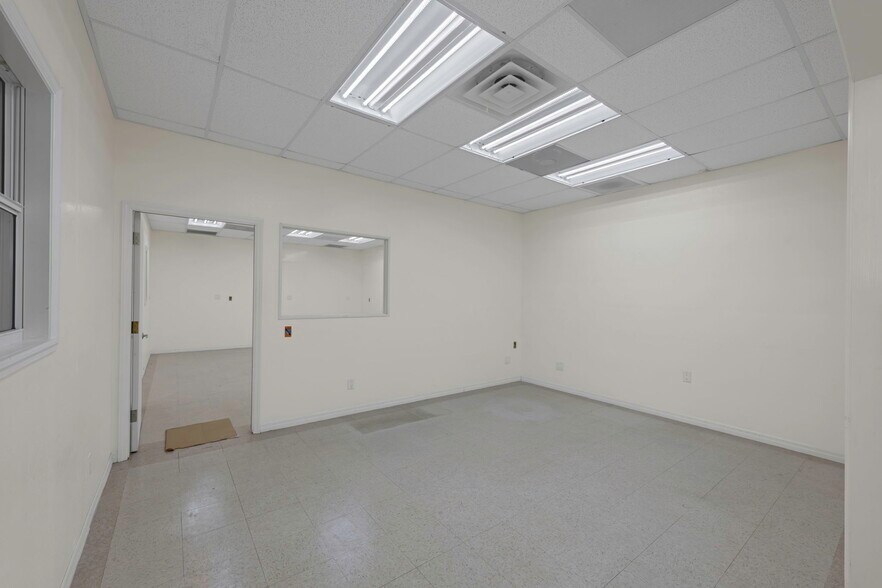 More Photos Of 565 Frederica Ln, Dunedin Warehouse For Lease
