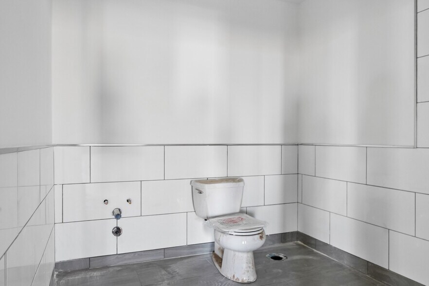 More Photos Of 3310 S Main St, Los Angeles Warehouse For Lease