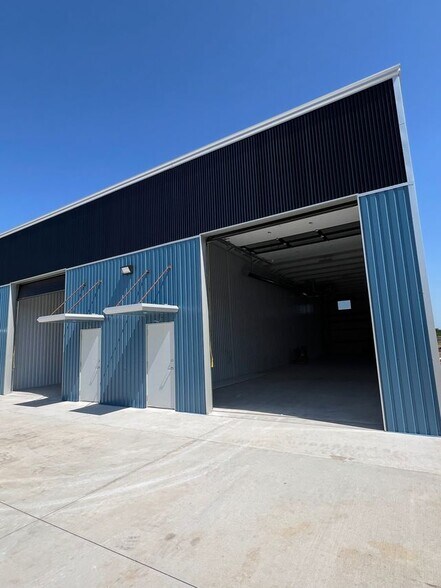 More Photos Of 12432 Road Runner Ln, Oklahoma City Warehouse For Lease