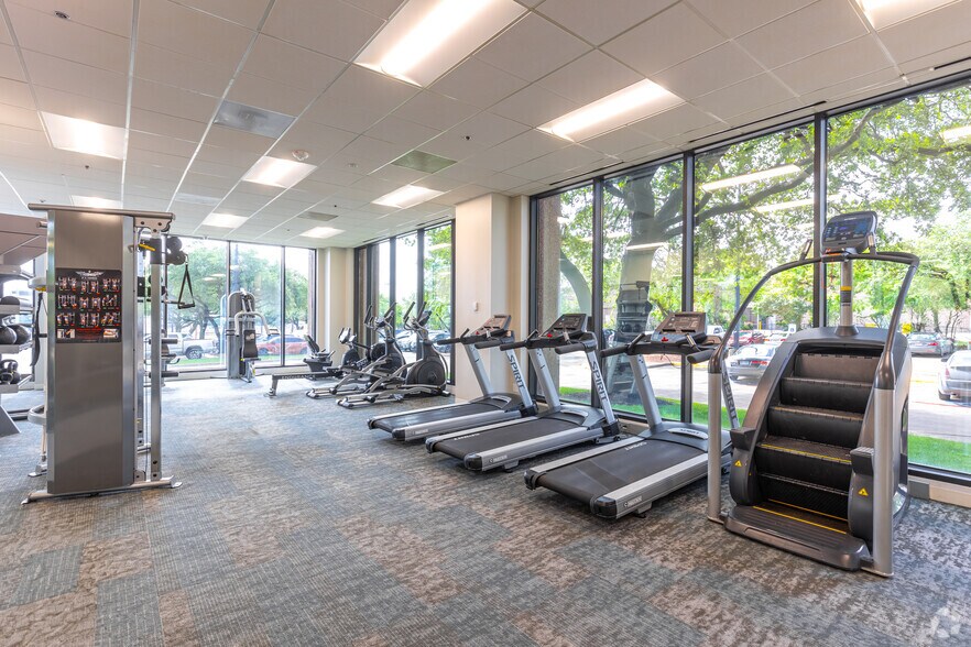 More Photos Of 9330 Lyndon B Johnson Fwy, Dallas Office For Lease