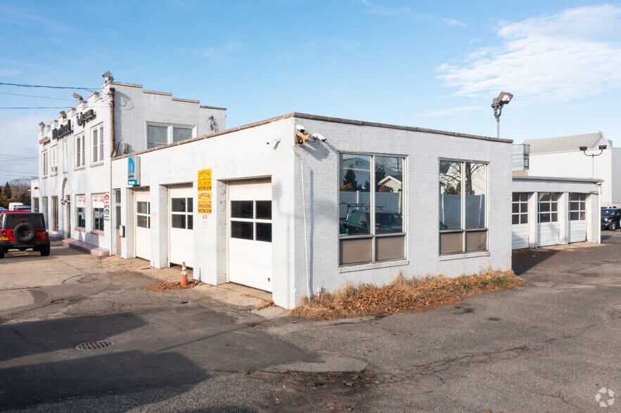 More Photos Of 642 W Main St, Riverhead Auto Dealership For Lease