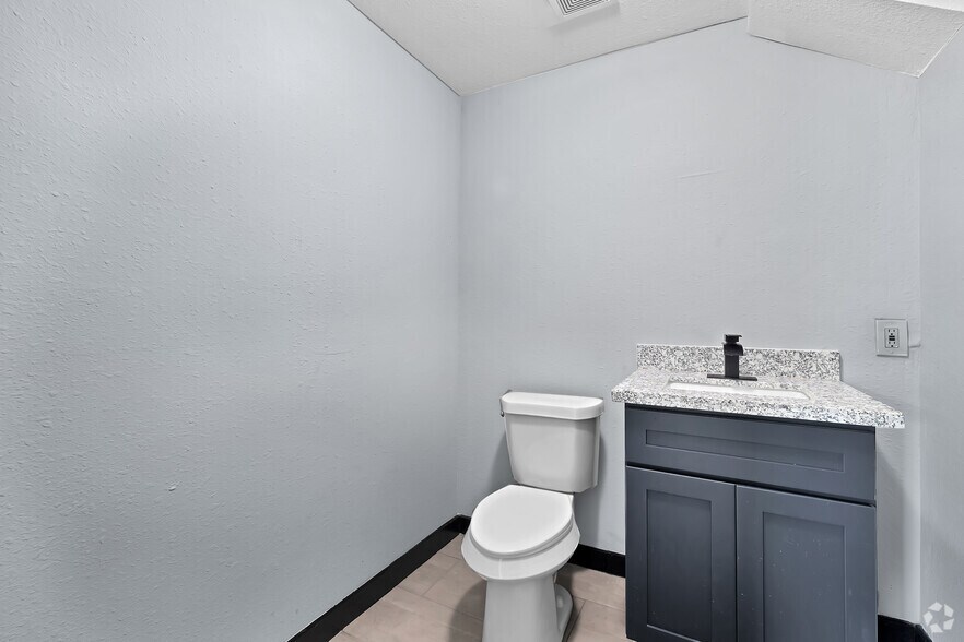 More Photos Of 1923 Kolfahl St, Houston Warehouse For Sale