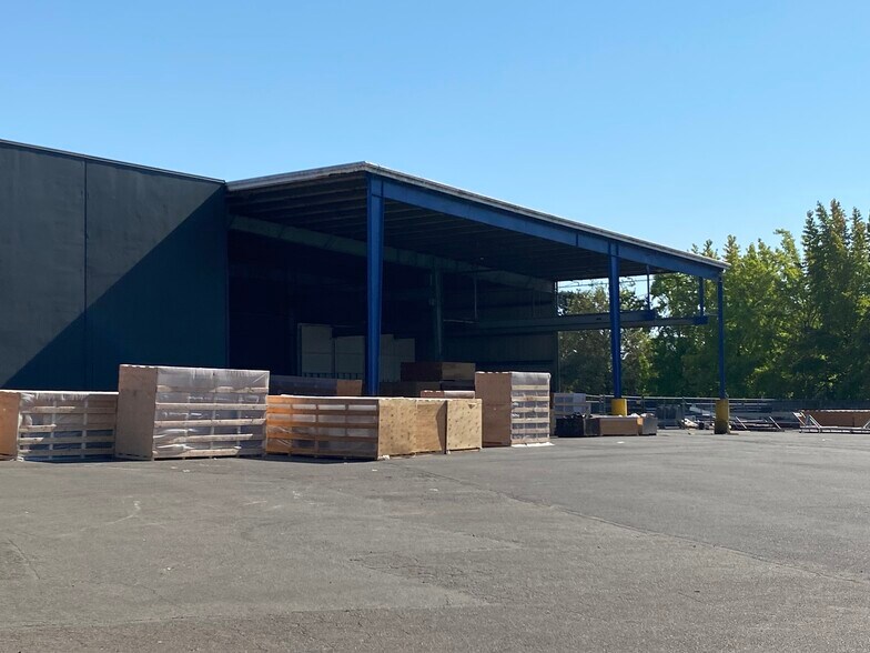 More Photos Of 500 E Illinois St, Newberg Manufacturing For Lease