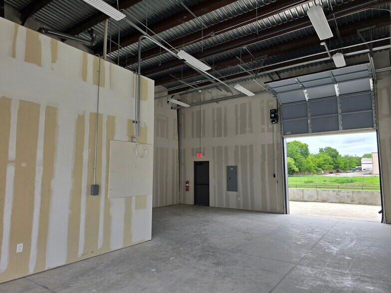 More Photos Of 9850 Huebner Rd, San Antonio Flex For Lease