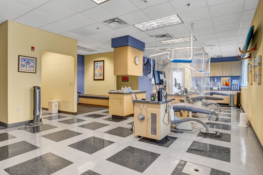 More Photos Of 15276 W Brookside Ln, Surprise Medical For Lease