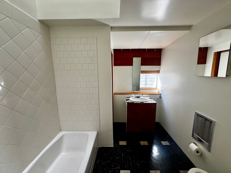 More Photos Of 558 San Juan Ave, Venice Apartments For Sale