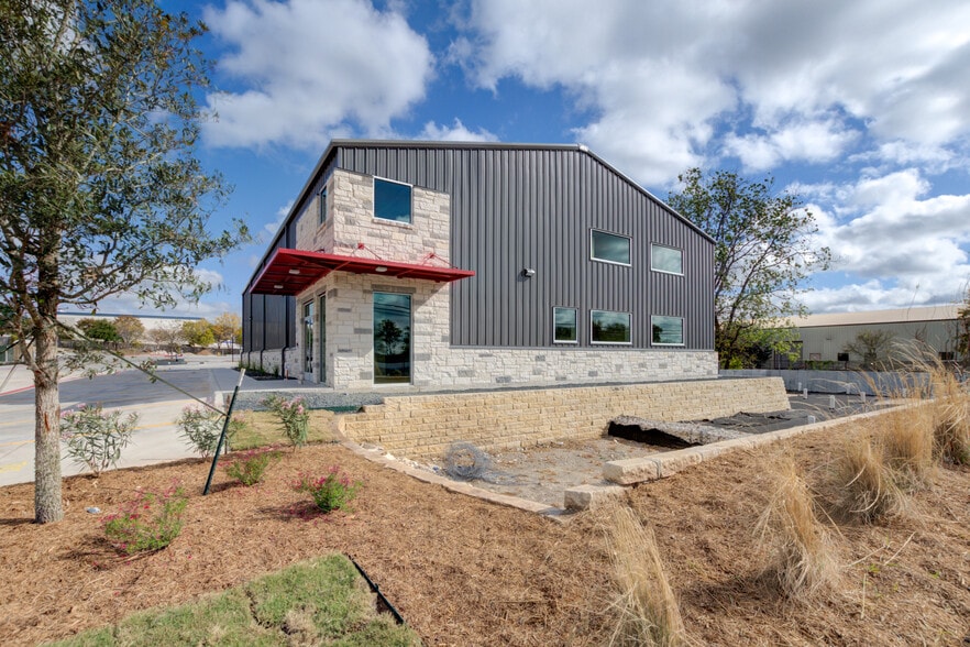 More Photos Of 1600 Dungan Ln, Austin Unknown For Lease