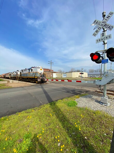 Primary Photo Of 10 Kelly Ave, Middleport Manufacturing For Lease