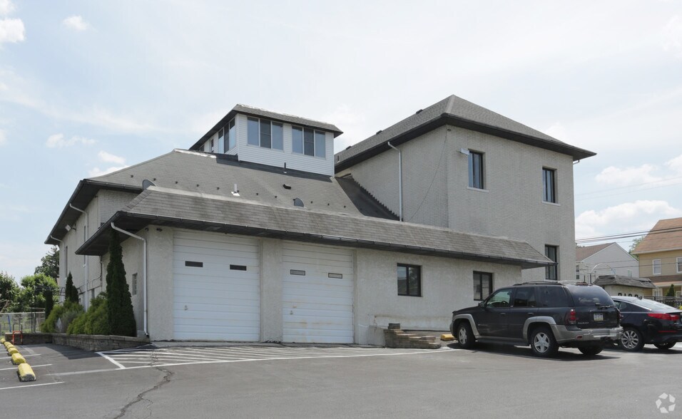 More Photos Of 2123 N 1st Ave, Whitehall Office For Lease