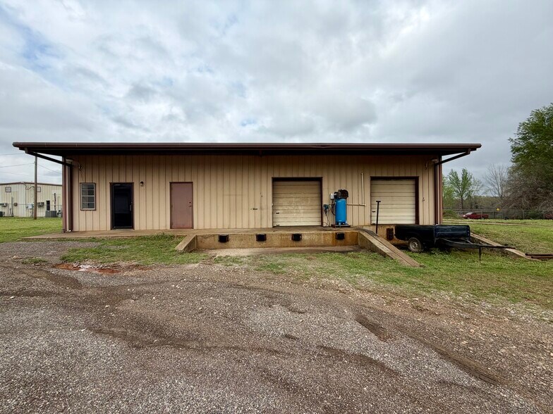 More Photos Of 2000 E Murchison St, Palestine Light Manufacturing For Sale