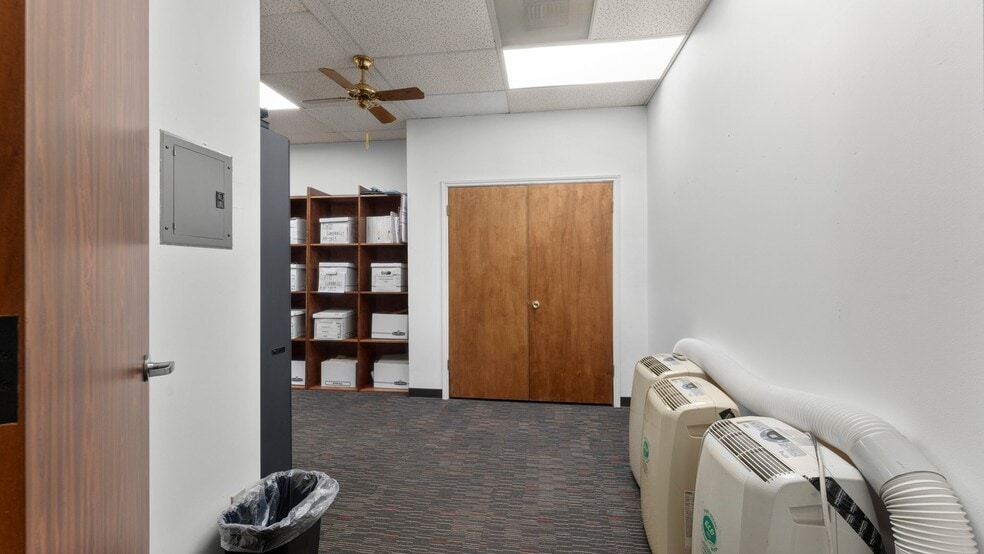 More Photos Of 16522-16536 Park Row, Houston Light Distribution For Sale