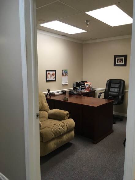 More Photos Of 12165 Metro Pky, Fort Myers Light Manufacturing For Lease