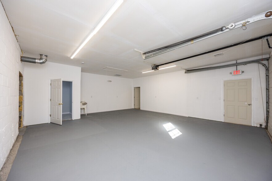 More Photos Of 320 Tilton Rd, Northfield Warehouse For Lease