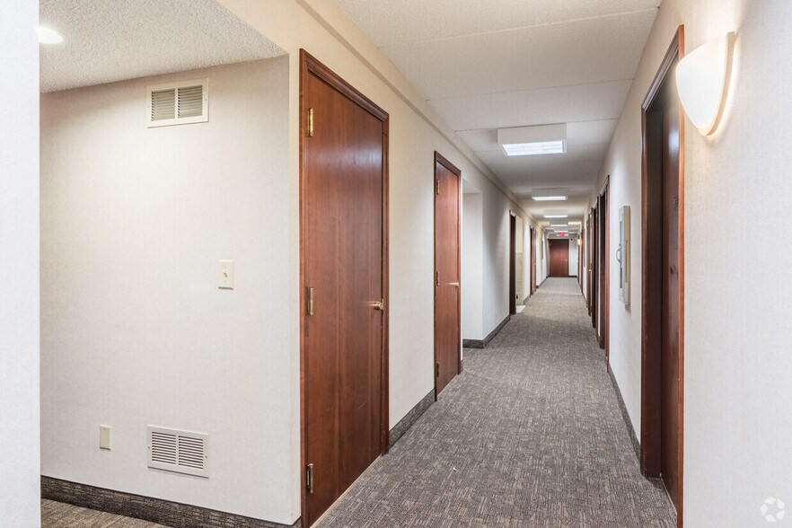 More Photos Of 600 Twelve Oaks Center Dr, Wayzata Unknown For Lease