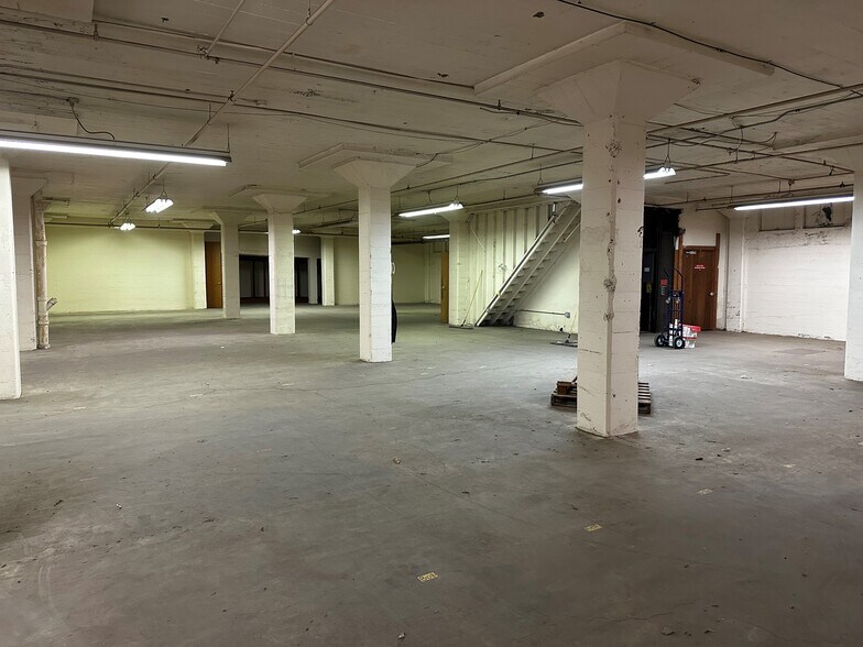 More Photos Of 221-239 SE Madison St, Portland Warehouse For Sale