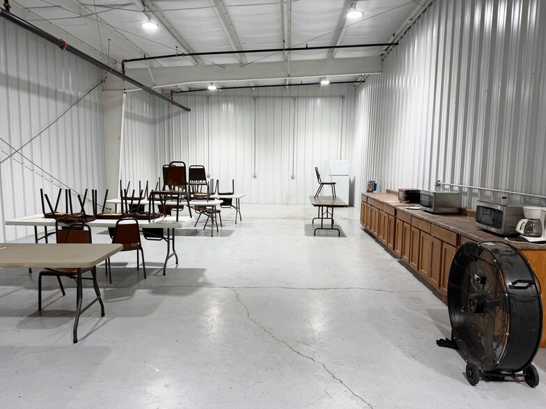 More Photos Of 7155 AL-13, Haleyville Distribution For Sale