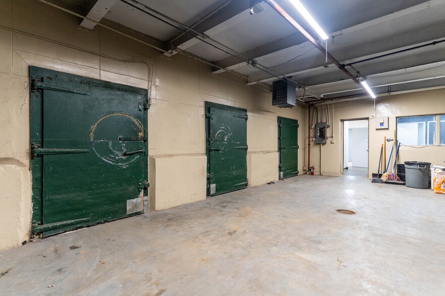 More Photos Of 1400 E 2nd St, Kansas City Manufacturing For Lease